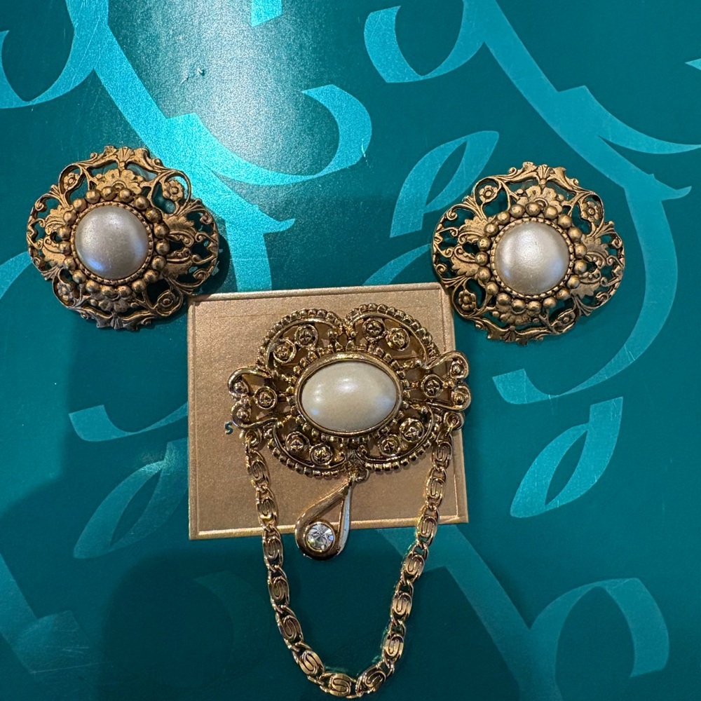 One of a kind Vintage Gold tone and Pearlesque Brooch and earrings Set